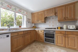 Coffee/tea maker, fridge, microwave, oven - A Quaint, Relaxing 3-Bed Cottage in Eastington (Gloucestershire)