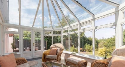 A Quaint, Relaxing 3-Bed Cottage in Eastington