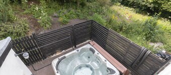 Tranquil Cottage with Hot Tub close to Offa’s Dyke