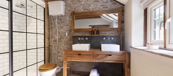Tranquil Cottage with Hot Tub close to Offa’s Dyke
