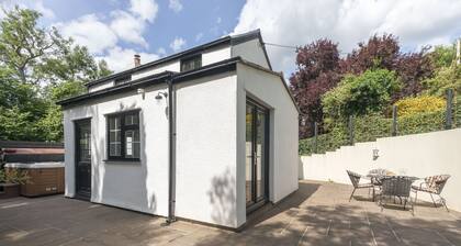 Tranquil Cottage with Hot Tub close to Offa’s Dyke