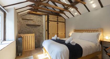 Tranquil Cottage with Hot Tub close to Offa’s Dyke