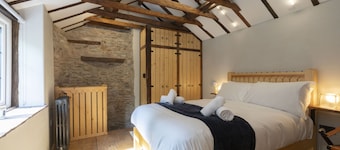 Tranquil Cottage with Hot Tub close to Offa’s Dyke