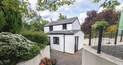 Tranquil Cottage with Hot Tub close to Offa’s Dyke