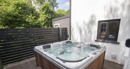 Tranquil Cottage with Hot Tub close to Offa’s Dyke