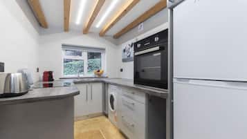 Wasserkocher mit Kaffee-/Teezubehör, Kühlschrank, Ofen, Herdplatte
