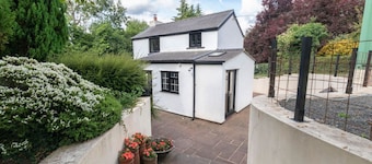 Tranquil Cottage with Hot Tub close to Offa’s Dyke