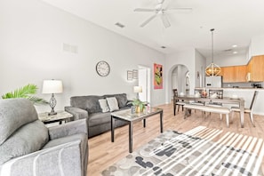 Condo, varias camas, balcón, vista al jardín (Caribe Cove Charm) | Área de sala de estar | Televisión de pantalla plana de 42 pulgadas con canales digitales 