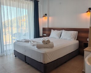 Deluxe-huone | Tallelokero huoneessa, pimennysverhot, äänieristys, ilmainen Wi-Fi