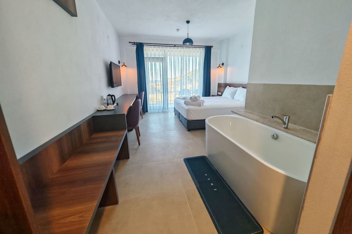 Deluxe Room | In-room safe, blackout curtains, soundproofing, free WiFi