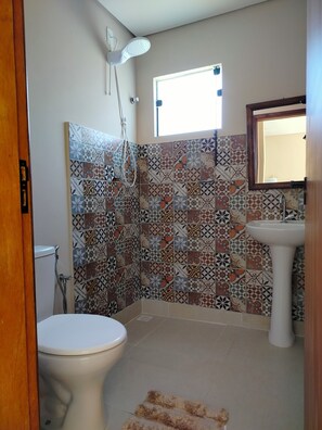 Een douche, een haardroger, handdoeken, zeep