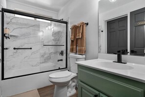 Douche, sèche-cheveux, serviettes fournies, savon