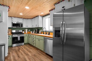 Kjøleskap, mikrobølgeovn, ovn og kokeplater