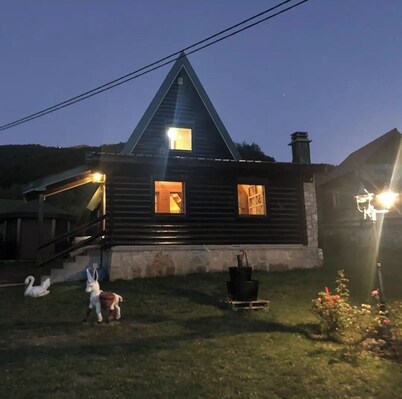 VACANZA
Remodeled historical cottage super close to great hiking trails