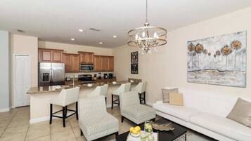 Maison mitoyenne, plusieurs lits, accÚs piscine, vue piscine (Enchanted Clock Tower) | Coin séjour | Télévision à écran plat de 42 pouces avec chaßnes numériques