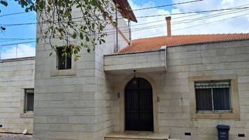 Vista frontal de la propiedad