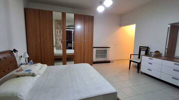 Familie appartement, uitzicht op zee | Een bureau, een laptopwerkplek, verduisterende gordijnen