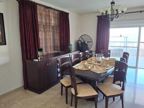 Family Apartment, Sea View | Dining room