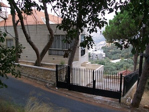 Vista frontal de la propiedad