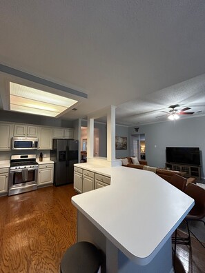 Kjøleskap, mikrobølgeovn, ovn og kokeplater