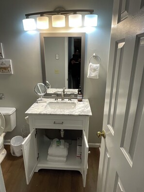 Sèche-cheveux, serviettes fournies, savon, papier toilette