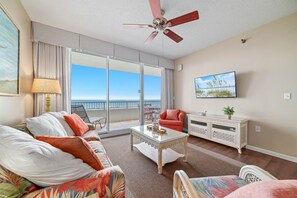 Fernseher, Tischfußball, Tischtennisplatte