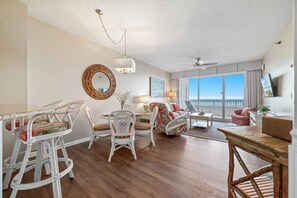 TV, pebolim, mesa de pingue-pongue