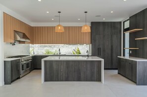 Micro-ondes, four, plaque de cuisson, lave-vaisselle