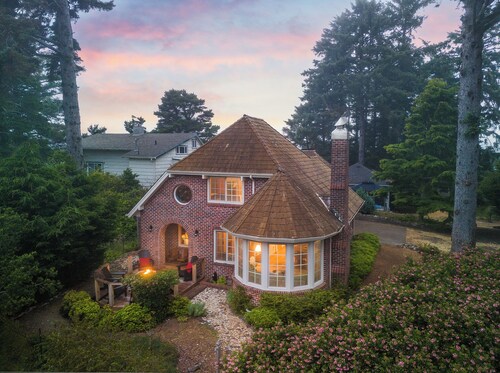 Storybook Cottage-New- Walk to beach/shops, multi-generational, girls getaways