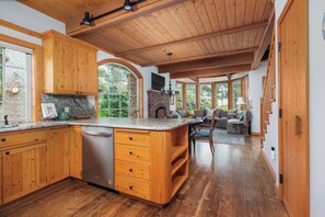 Una cocina amplia con armarios de madera, lavavajillas integrado y una isla grande.