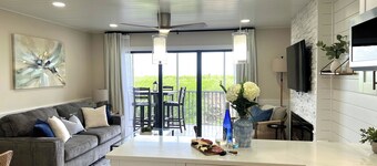 New Amazing Villa on water in charming Captiva