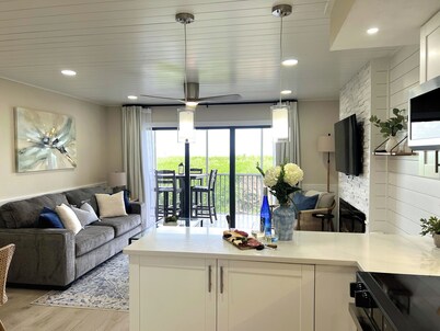 New Amazing Villa on water in charming Captiva