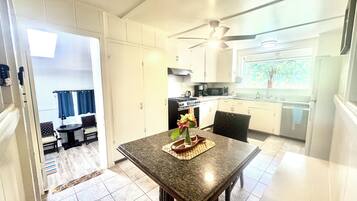 Microondas, horno, parrilla de estufa y lavavajillas