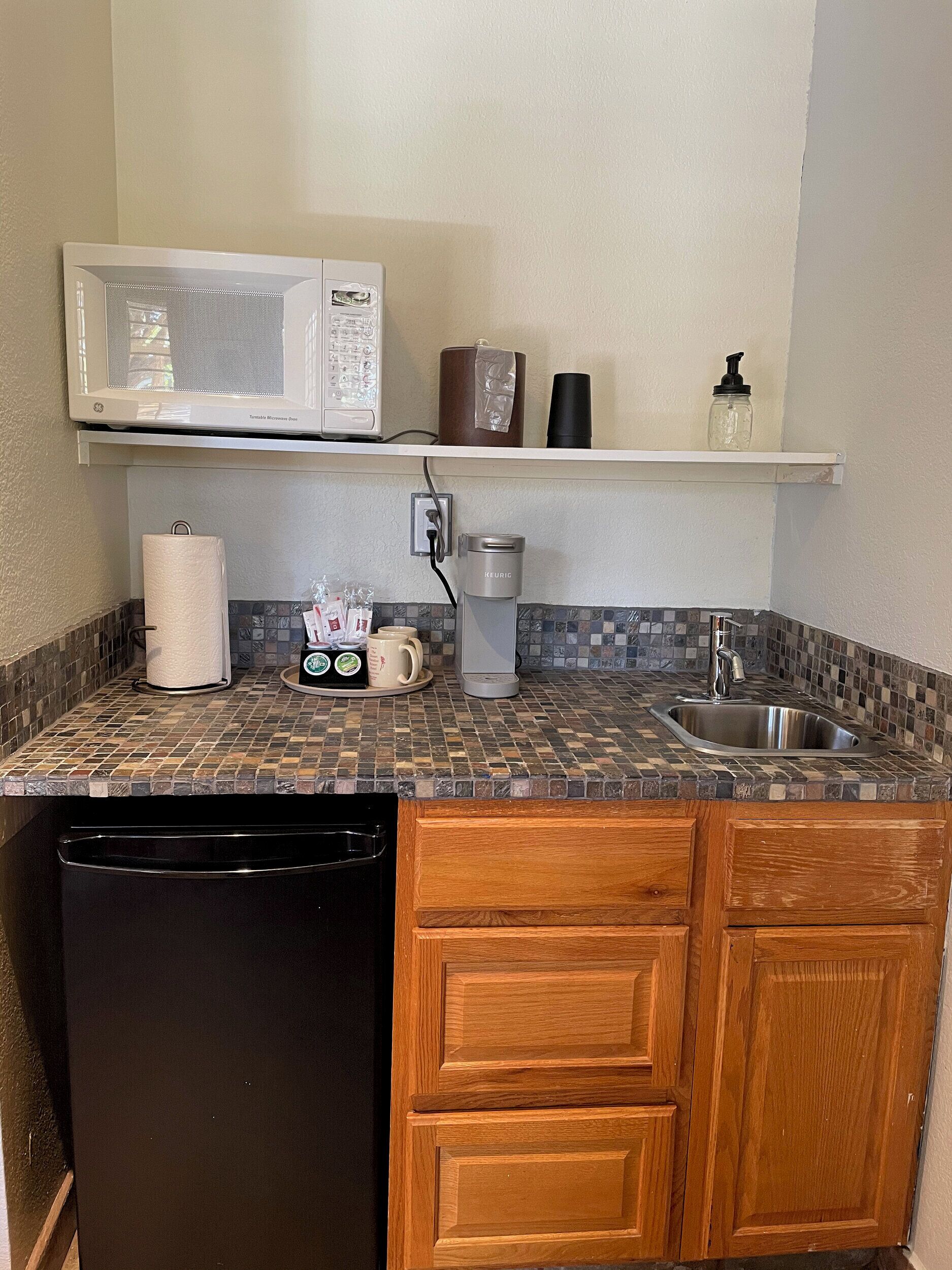 Caja de seguridad en la habitación y espacio para trabajar con laptop 