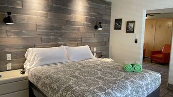 In-room safe, laptop workspace, iron/ironing board, free WiFi