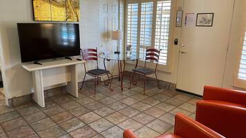 In-room safe, laptop workspace, iron/ironing board, free WiFi
