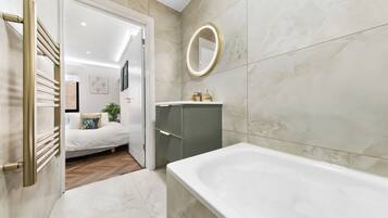 Een haardroger, handdoeken, zeep, toiletpapier