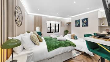 Een strijkplank/strijkijzer, wifi, beddengoed