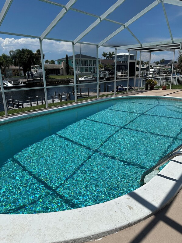 Utomhuspool och uppvärmd pool