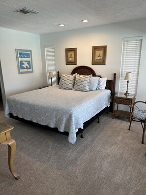 4 bedrooms, free WiFi, bed sheets - Waterfront Retreat with Pool & Dock in Charming New Port Richey (New Port Richey)