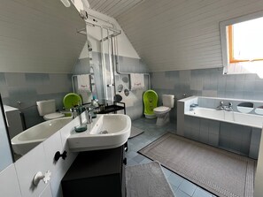 Een haardroger, handdoeken, zeep, shampoo