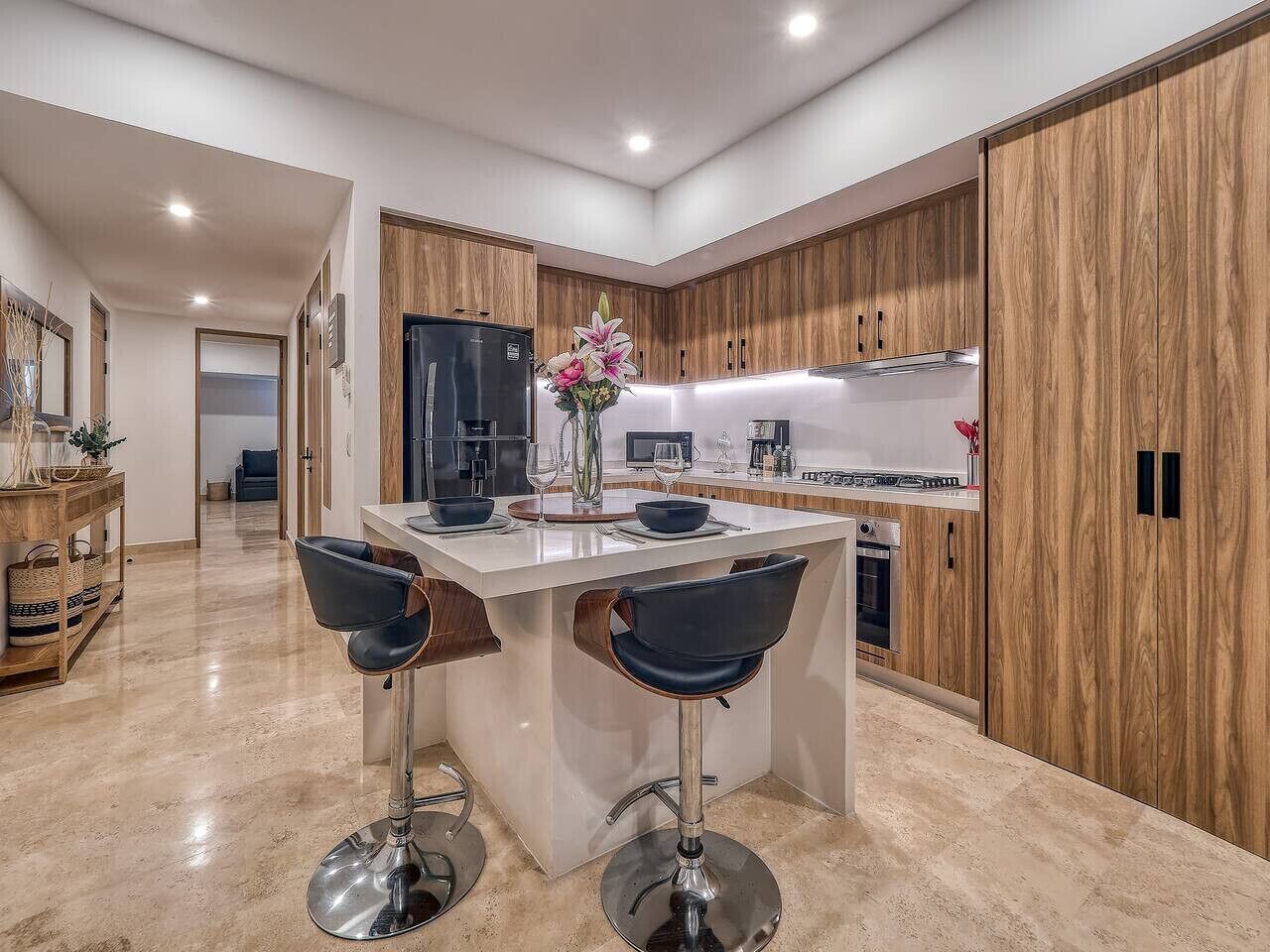 Réfrigérateur, micro-ondes, four, plaque de cuisson