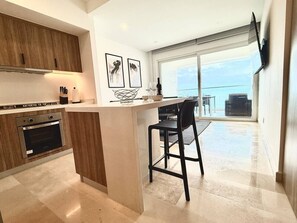 Een koelkast, een microgolfoven, een oven, een kookplaat