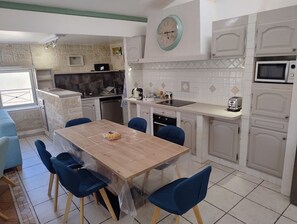 Réfrigérateur, four à micro-ondes, un four, surface de cuisson