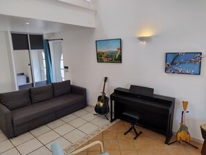 Een televisie en een stereo