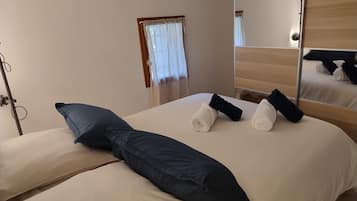 2 bedrooms, iron/ironing board, free WiFi, bed sheets