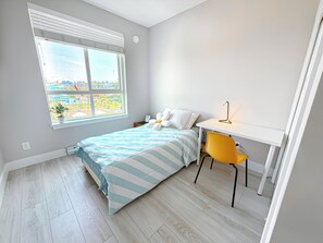 Een strijkplank/strijkijzer, wifi, beddengoed