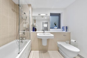 Haartrockner, Handtücher, Seife, Toilettenpapier