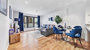 Unclassified image, 5 of 15, button - Liverpool Street Retreat (London)