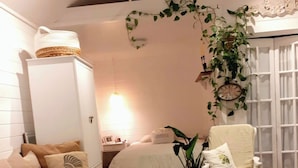 Une chambre confortable avec un lit, une chaise, un banc et une armoire.